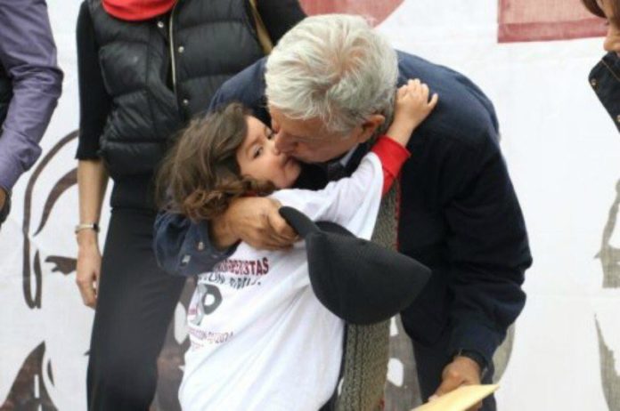 AMLO BESA A NIÑA