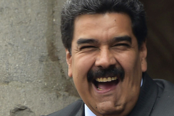 Nicolas-Maduro-saludando-sonriendo-2-696x464