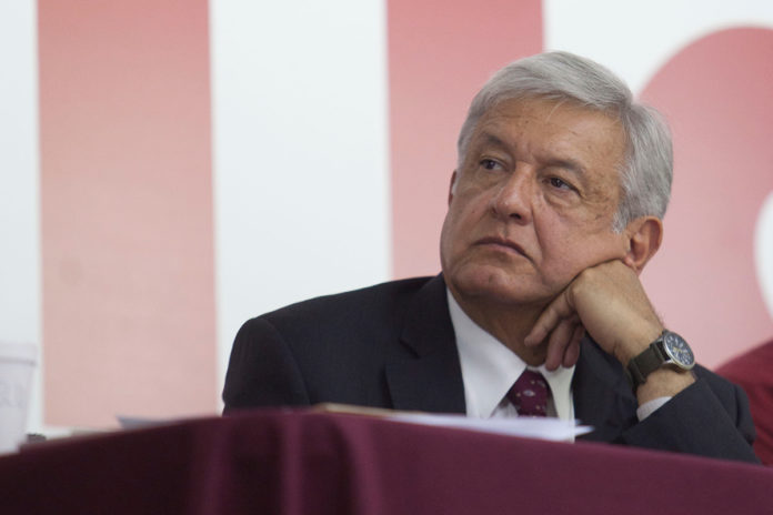 a483806eedea0d9395-170611amlo02-c