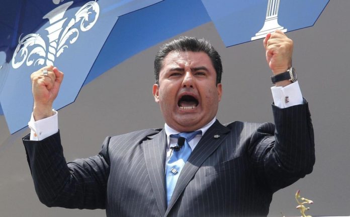 naason-joquin-garcia-oficiaba-misa_262_456_1318_820