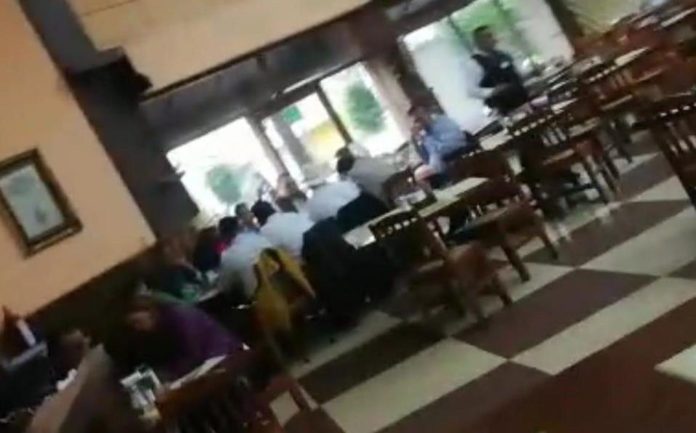 líderes campesinos cenando