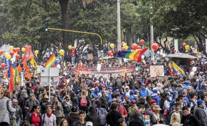 Colombianos protestan contra gobierno de Duque