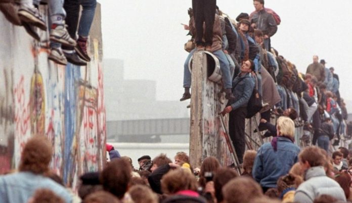 Caída de muro de Berlín marca inicio de movimiento libertador