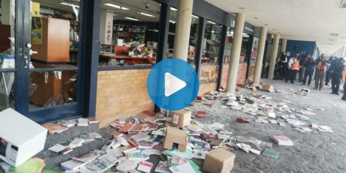 Jóvenes recogen libros tras actos vandálicos