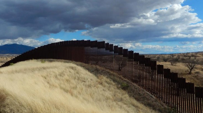 Traficantes perforan muro de Trump