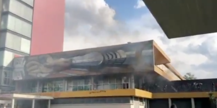 Vandalizan rectoría de la UNAM