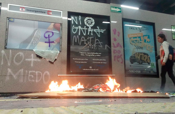 Cubren negocios para evitar vandalismo en marcha feminista