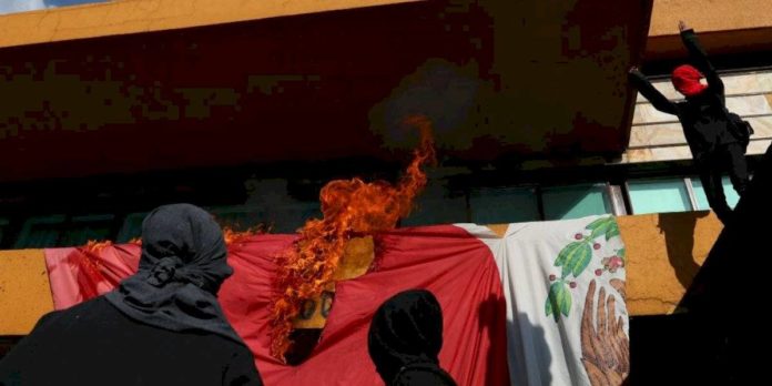 UNAM reprueba actos vandálicos en Torre de Rectoría