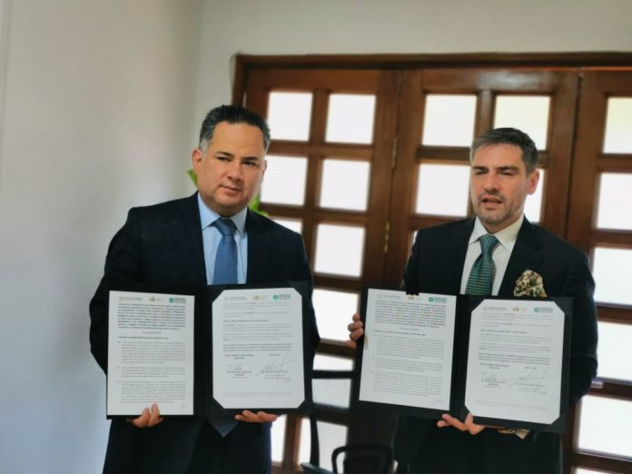 Hacienda firma convenio para comabitr corrupción y lavado de dinero