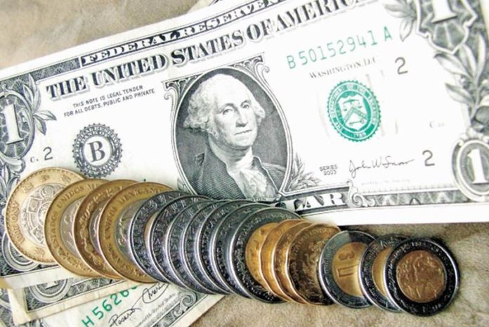 Peso mexicano pierde terreno frente al dólar tras modificaciones del T-MEC