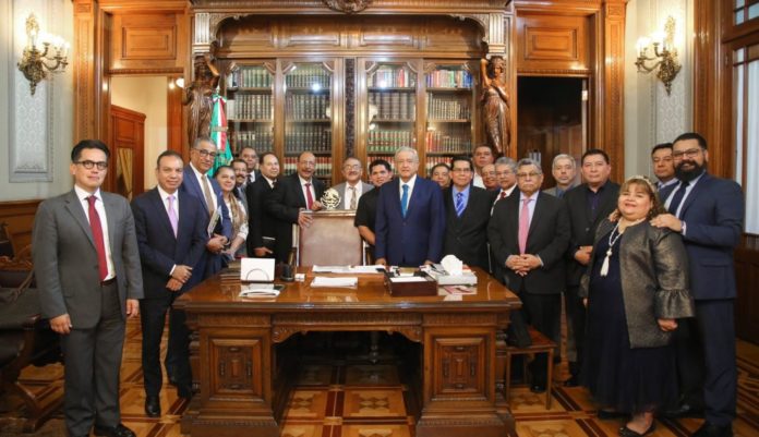 Evangélicos moralizan a siete mil becarios con biblia y cartilla de AMLO