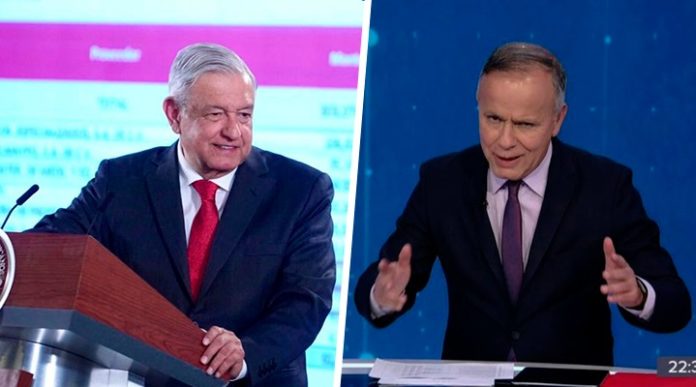 AMLO-exhibe-a-Ciro-Gómez-Leyva-mientras-habla-de-corrupción-en-el-sector-salud