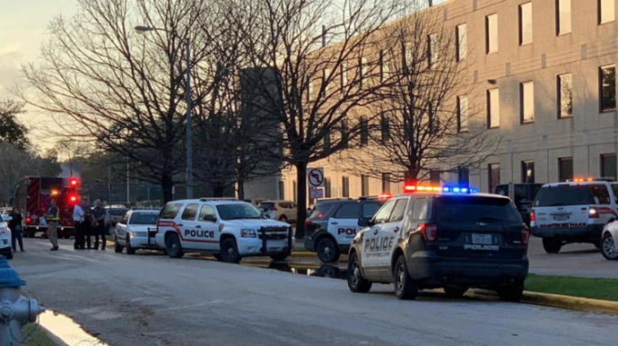 Se reporta tiroteo en escuela de Houston