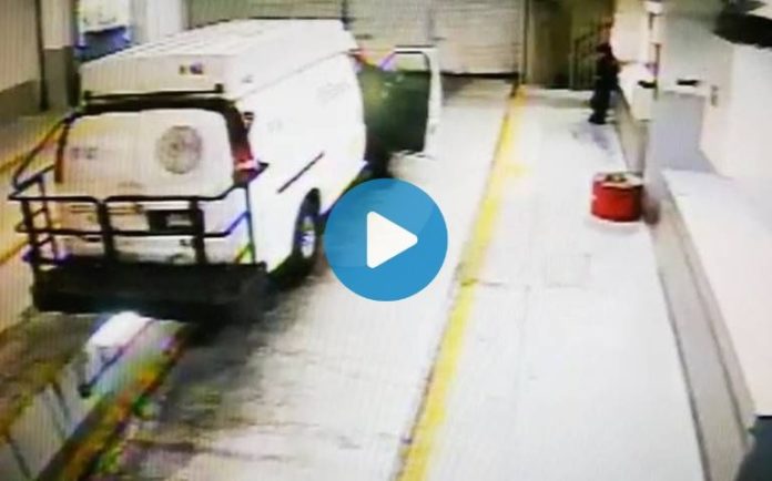 Sefugan tres reos en camioneta del penal