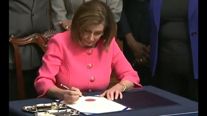Pelosi firma cargos de “impeachment” contra Trump