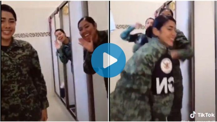 Mujeres de la GN aparecen bailando en un baño