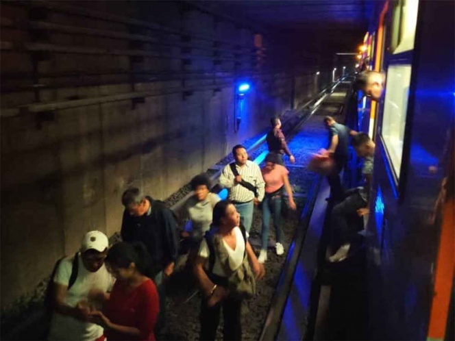 Por falla eléctrica, usuarios bajan de vagones y caminan en vías de STC Metro