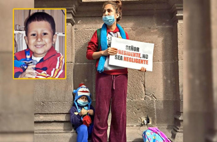 Muere un niño regio por desabasto, así protestaba su mamá frente al Palacio Nacional