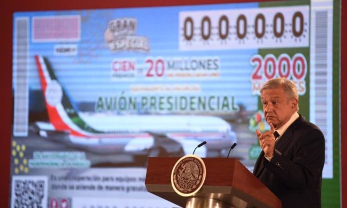 AMLO vende casi todos los cachitos en cena empresarial en Palacio Nacional