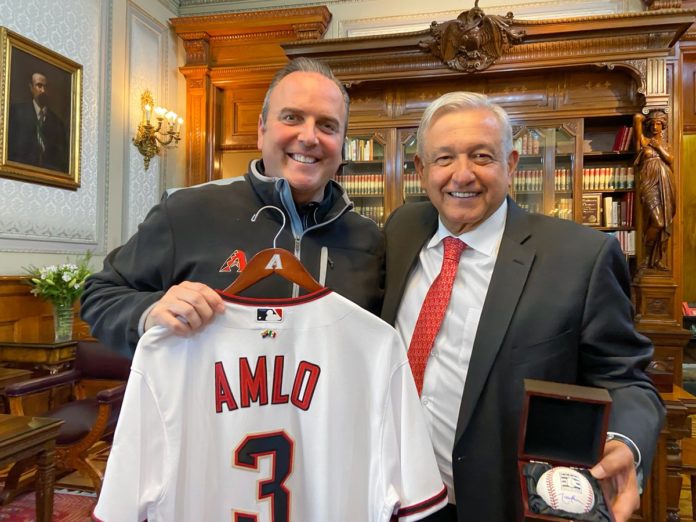 AMLO y Derrick Hall