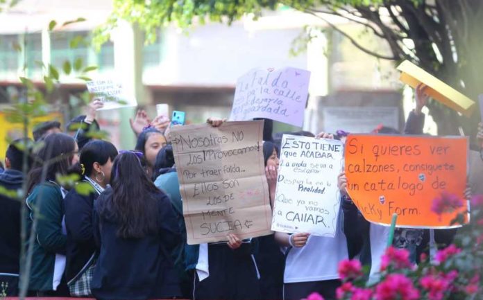 Alumnas se manifiestan tras acoso escolar