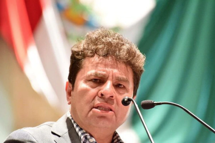 Realizan operativos para localizar al ex diputado que atacó a saxofonista con ácido