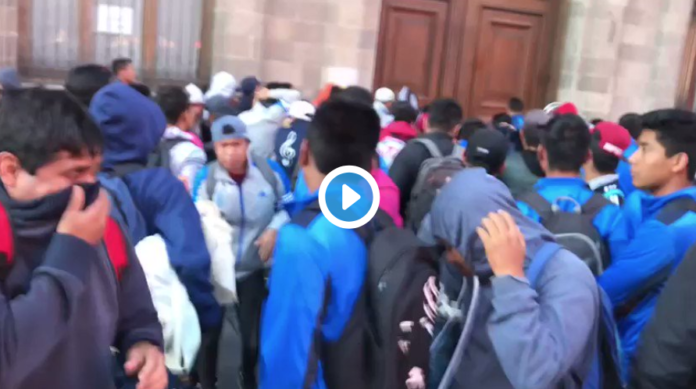 Normalistas de Ayotzinapa vandalizan puerta de Palacio Nacional