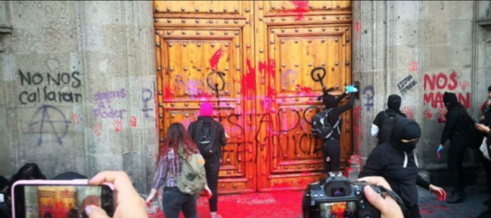 Abren carpeta de investigación por pintas en Palacio Nacional