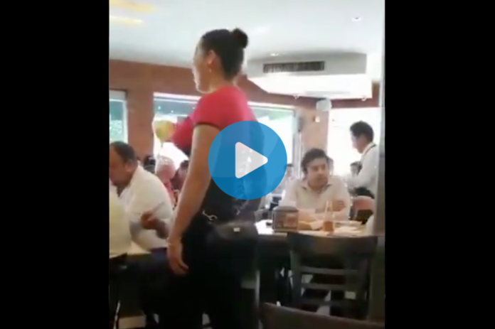 VIDEO: Graban a legislador morenista tocando a una mesera