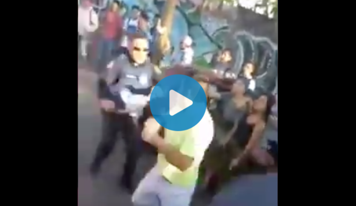 Policías se enfrentan con taxistas