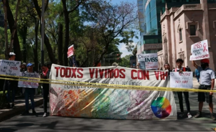 Por desabasto de medicamentos, personas con VIH protestan en oficinas del IMSS