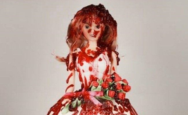 Critican a funcionario por publicar foto de muñeca ensangrentada
