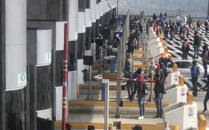 Encapuchados vandalizan caseta de cobros