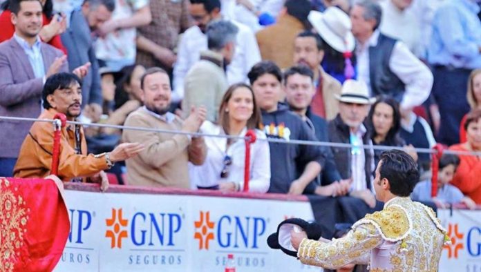Líder ferrocarrilero, acusado de corrupción, lanza billetes a torero