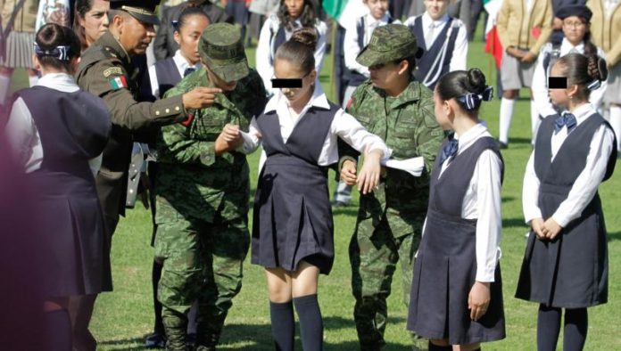 Niños se desmayan en conmemoración del día de la Bandera