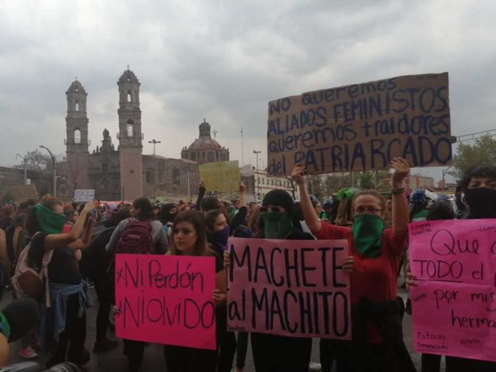 Se registran disturbios durante marcha feminista