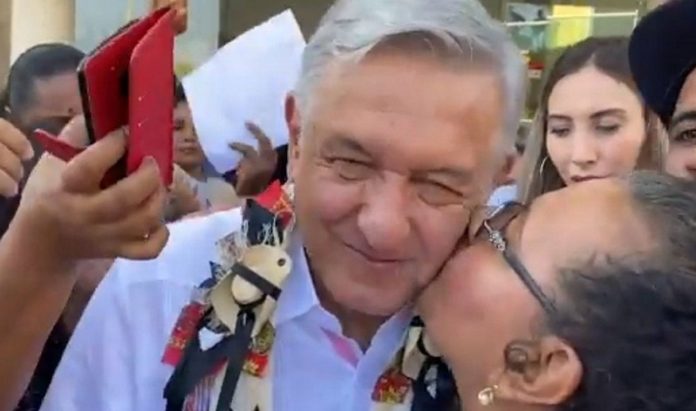 AMLO besos y abrazos