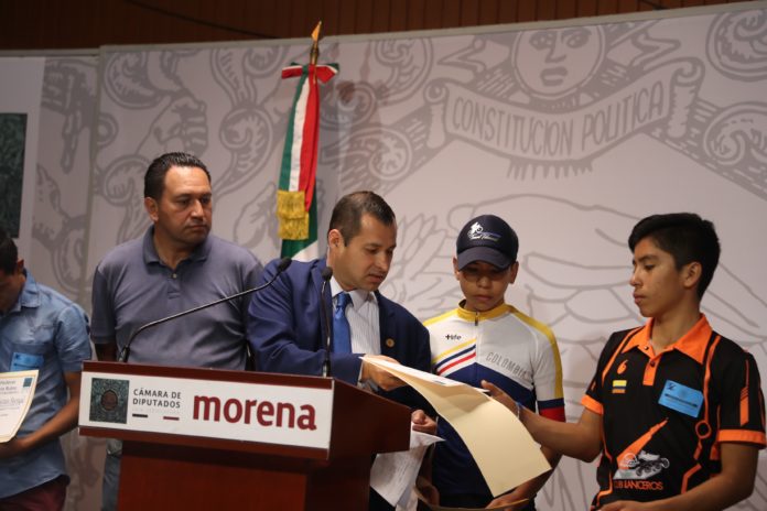 Tras dicha acción los jóvenes denunciaron que cerró la fuente de trabajo de varios compañeros, entre ellos una compañera embarazada y algunas madres solteras, dando a relucir su casta morenista