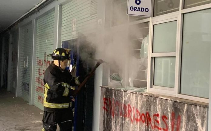 Bomberos controlan incendio en salón de Prepa No.8 de la UNAM