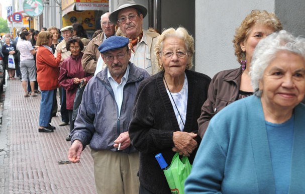 Adultos mayores padecen calvario por pensiones