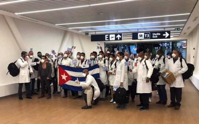Médicos cubanos