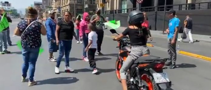 Comerciantes ambulantes piden dinero Comerciantes ambulantes piden dinero