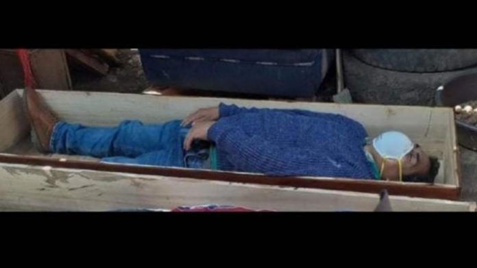 Alcalde peruano se mete al ataúd Alcalde peruano se mete al ataúd