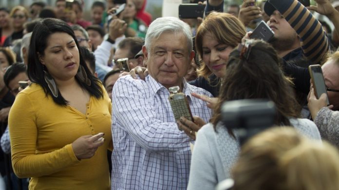“Giras de AMLO son esenciales para la vida pública de México”: López-Gatell