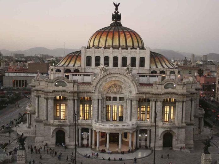 Ex empleados del INBA protestan Ex empleados del INBA protestan