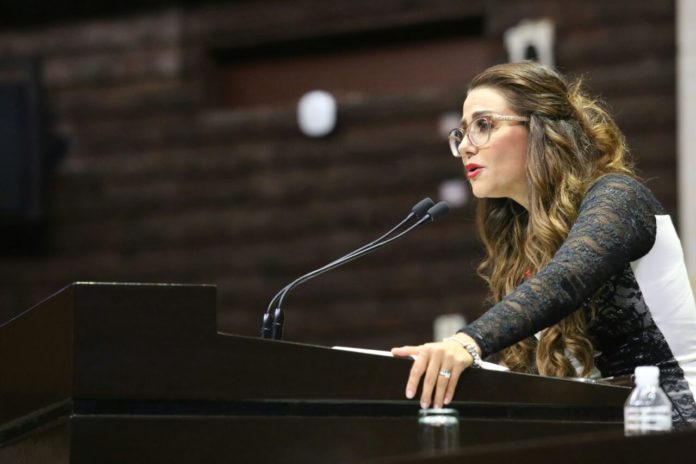 Nay Salvatori y su Tik Tok en la Cámara de Diputados Nay Salvatori y su Tik Tok en la Cámara de Diputados