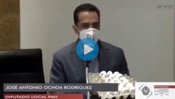 Diputado panista se convierte en Lord Huevos Diputado panista se convierte en Lord Huevos