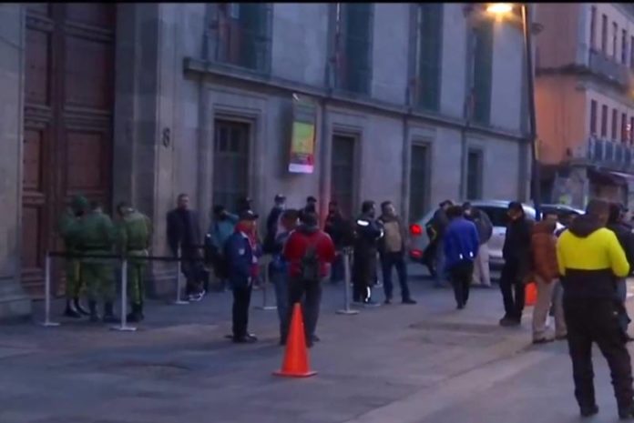 Trabajadores de la UACH bloquearon accesos de Palacio Nacional