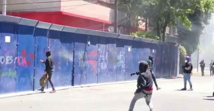 Grupo de encapuchados atacan a Casa Jalisco en la CDMX