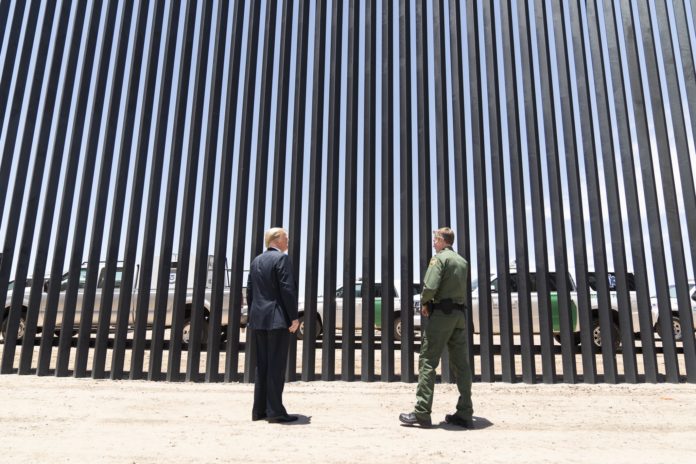Trump en el muro previo a visita de López Trump en el muro previo a visita de López